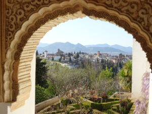Vue de L'Albaycin des jardins du Generalife. 